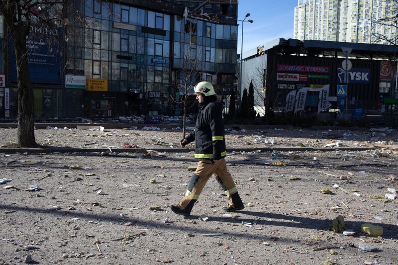 Bomberos atienden un edificio residencial dañado tras los ataques de misiles rusos en Kiev, Ucrania, el sábado 26 de febrero de 2022. Bomberos atienden un edificio residencial dañado tras los ataques de misiles rusos en Kiev, Ucrania, el sábado 26 de febrero de 2022.