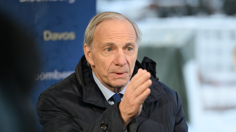 Ray Dalio detalha estratégia para se proteger contra o risco da dívida americana Ray Dalio detalha estratégia para se proteger contra o risco da dívida americana