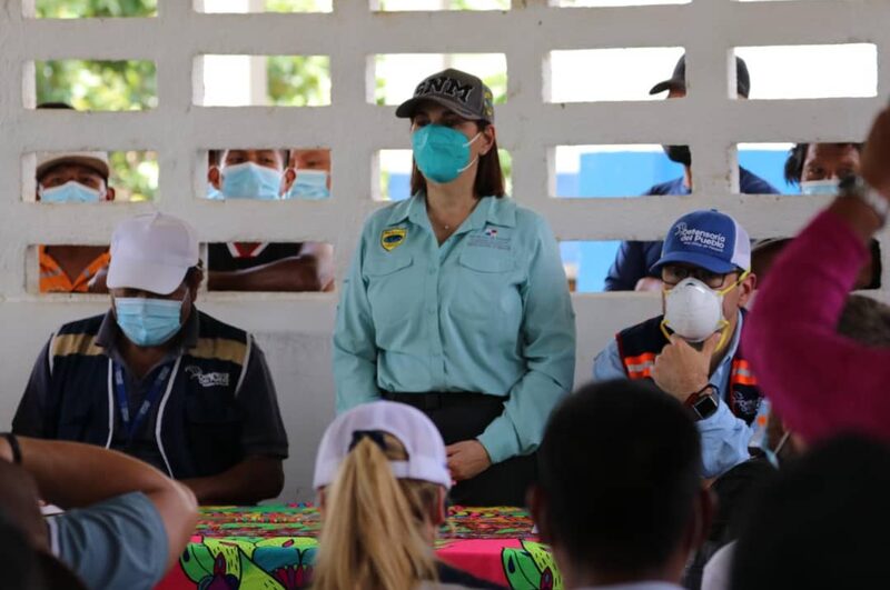 Las autoridades panameñas visitaron Bajo Chiquito, una de las primeras paradas de los migrantes una vez salen de Colombia. Samira Gozaine, directora del Servicio Nacional de Migración de Panamá, anunció una campaña junto con la OIM. Foto: ANM Las autoridades panameñas visitaron Bajo Chiquito, una de las primeras paradas de los migrantes una vez salen de Colombia. Samira Gozaine, directora del Servicio Nacional de Migración de Panamá, anunció una campaña junto con la OIM. Foto: ANM