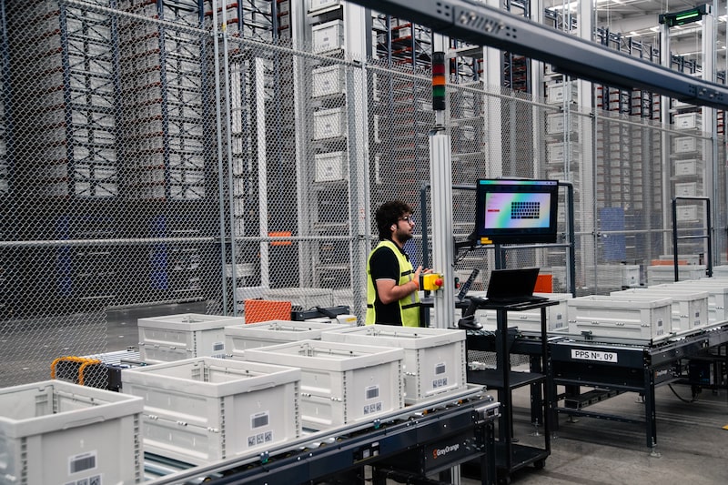 A worker during a demonstration at the Wal-Mart de Mexico distribution center megapark in Tepotzotlan, Mexico, on Thursday, May 21, 2026. Walmex is leaning into controllables as the consumer remains value-seeking, with tighter execution on EDLP, product availability and faster omnichannel fulfillment. Photographer: Mayolo Lopez Gutierrez/Bloomberg A worker during a demonstration at the Wal-Mart de Mexico distribution center megapark in Tepotzotlan, Mexico, on Thursday, May 21, 2026. Walmex is leaning into controllables as the consumer remains value-seeking, with tighter execution on EDLP, product availability and faster omnichannel fulfillment. Photographer: Mayolo Lopez Gutierrez/Bloomberg