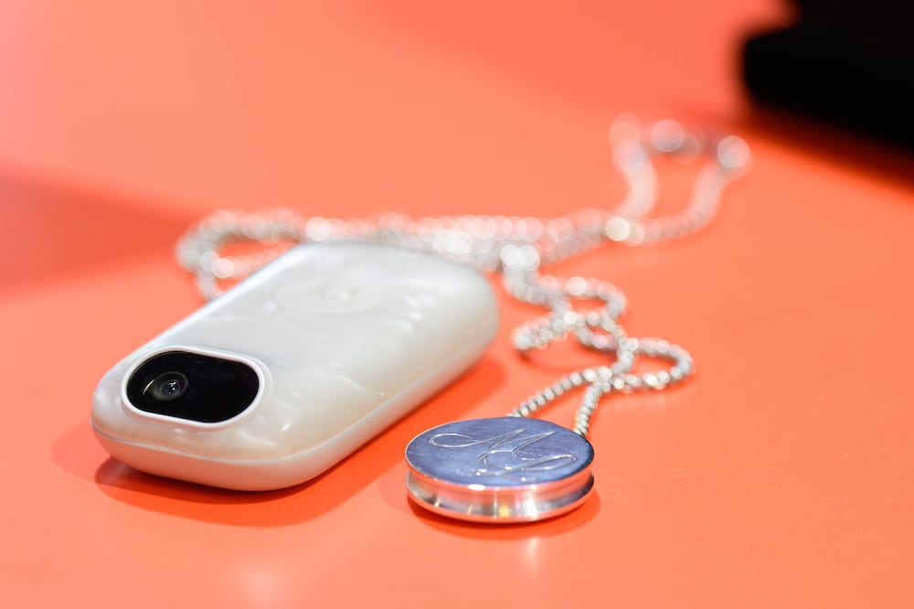 Motorola irrumpe en plegables tipo libro con Razr Fold y su IA Qira