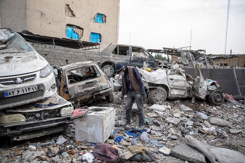 Un hombre revisa entre los escombros de unos edificios residenciales que quedaron destruidos hace unos días tras el ataque estadounidense e israelí perpetrado el 12 de marzo de 2026 en la zona este de Teherán. Un hombre revisa entre los escombros de unos edificios residenciales que quedaron destruidos hace unos días tras el ataque estadounidense e israelí perpetrado el 12 de marzo de 2026 en la zona este de Teherán.