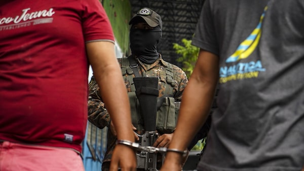 El Salvador vuelve a desplegar sus tropas en un plan para combatir las pandillas El Salvador vuelve a desplegar sus tropas en un plan para combatir las pandillas