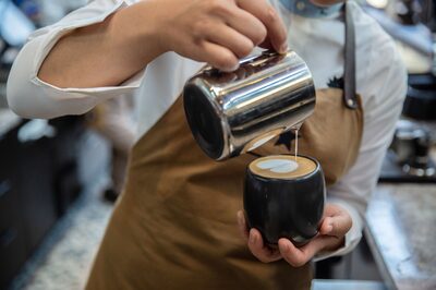 As vendas de café instantâneo aumentaram 24% no ano passado em relação aos dois anos anteriores e os gastos estão crescendo mais rapidamente entre a Geração Z (Foto: Putu Sayoga/Bloomberg)