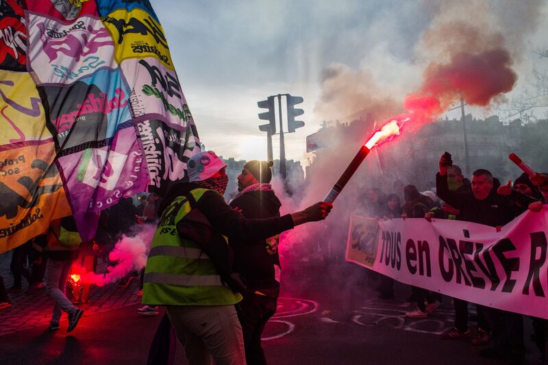 Manifestantes del sindicato SUD durante una huelga nacional, en París, el 15 de marzo. Manifestantes del sindicato SUD durante una huelga nacional, en París, el 15 de marzo.