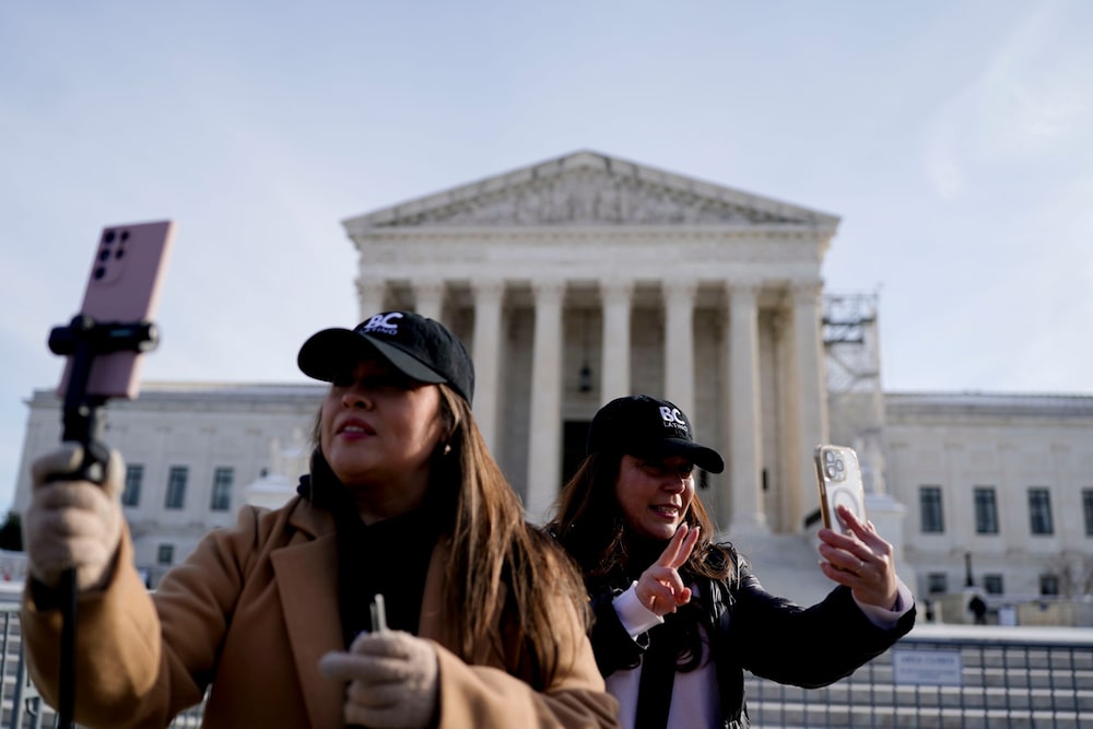 Creadores de contenidos retransmiten en directo frente al Tribunal Supremo de EE UU en Washington, DC, el 10 de enero. Fotógrafo: Kent Nishimura/Bloomberg Creadores de contenidos retransmiten en directo frente al Tribunal Supremo de EE UU en Washington, DC, el 10 de enero. Fotógrafo: Kent Nishimura/Bloomberg