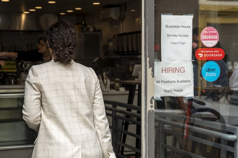 Vagas ligadas à IA avançam mesmo com a desaceleração do mercado de trabalho, levando recrutadores a ampliar serviços e concentrar esforços em competências especializadas. Vagas ligadas à IA avançam mesmo com a desaceleração do mercado de trabalho, levando recrutadores a ampliar serviços e concentrar esforços em competências especializadas.