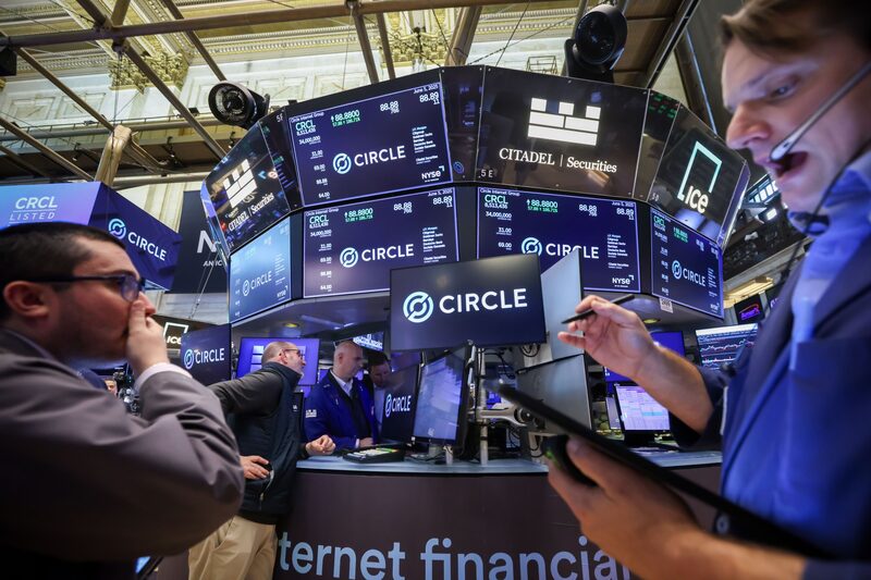 Ações da Circle estrearam a US$ 31 na NYSE em 5 de junho e fecharam a US$ 263,45 na segunda-feira (23) Ações da Circle estrearam a US$ 31 na NYSE em 5 de junho e fecharam a US$ 263,45 na segunda-feira (23)