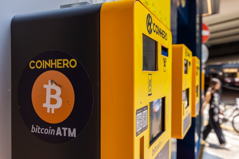 Bitcoin fue poco cambiado a US$59.542 a partir de las 7:11 am del viernes en Nueva York, alrededor de US$14.000 por debajo de su pico de marzo. Bitcoin fue poco cambiado a US$59.542 a partir de las 7:11 am del viernes en Nueva York, alrededor de US$14.000 por debajo de su pico de marzo.