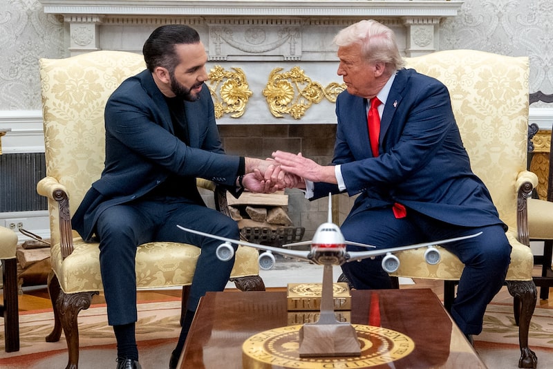 El presidente de Estados Unidos, Donald Trump, a la derecha, y Nayib Bukele, presidente de El Salvador, se dan la mano durante una reunión en el Despacho Oval de la Casa Blanca en Washington, DC, el lunes 14 de abril de 2025. El presidente de Estados Unidos, Donald Trump, a la derecha, y Nayib Bukele, presidente de El Salvador, se dan la mano durante una reunión en el Despacho Oval de la Casa Blanca en Washington, DC, el lunes 14 de abril de 2025.
