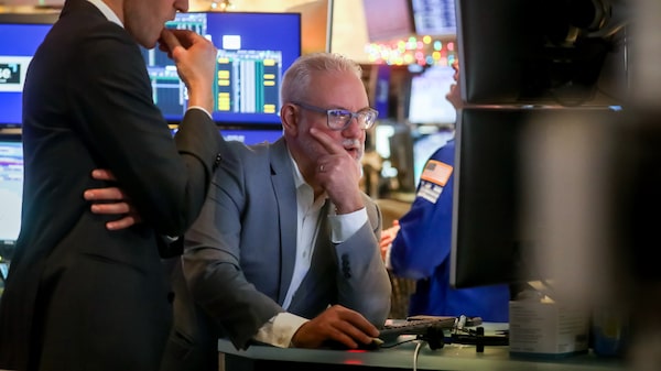 S&P 500 y Dow Jones caen desde máximos, mientras el petróleo y los metales bajan S&P 500 y Dow Jones caen desde máximos, mientras el petróleo y los metales bajan