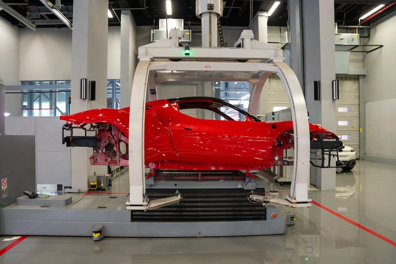 Ferrari NV está cada vez más cerca de su primer superauto totalmente eléctrico, al revelar una nueva fábrica en Italia donde la marca producirá la próxima generación de sus codiciados vehículos. Ferrari NV está cada vez más cerca de su primer superauto totalmente eléctrico, al revelar una nueva fábrica en Italia donde la marca producirá la próxima generación de sus codiciados vehículos.