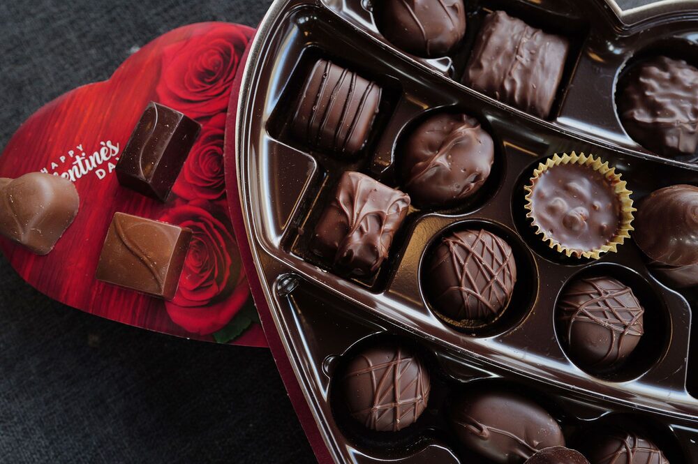 Los fabricantes de chocolate han estado trasladando los mayores precios del cacao y el azúcar a los consumidores. Los fabricantes de chocolate han estado trasladando los mayores precios del cacao y el azúcar a los consumidores.