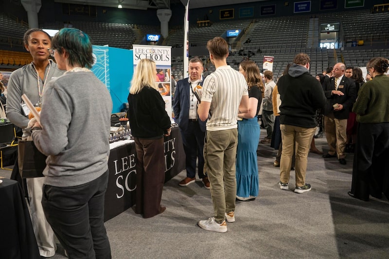 Personas en busca de empleo en la feria de prácticas y empleo de la Universidad Estatal de los Apalaches, celebrada en Boone, Carolina del Norte (EE. UU.), el viernes 24 de octubre de 2025. Personas en busca de empleo en la feria de prácticas y empleo de la Universidad Estatal de los Apalaches, celebrada en Boone, Carolina del Norte (EE. UU.), el viernes 24 de octubre de 2025.
