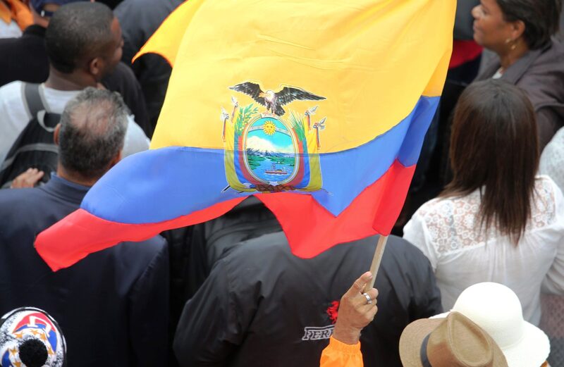 Foto referencial de un ciudadano con la bandera de Ecuador. Foto referencial de un ciudadano con la bandera de Ecuador.