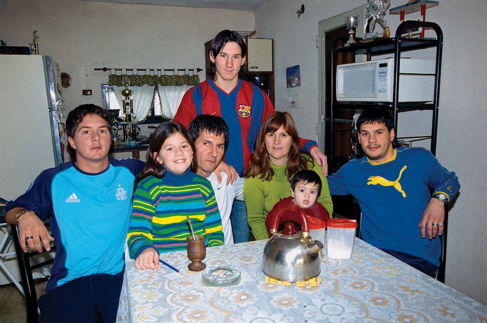 ROSARIO, ARGENTINA - OCTOBER 12: Lionel Messi poses with his brother Rodrigo (L), sister María Sol, father Jorge, mother Celia, nephew Tomás and brother Matías (R) during a private photo session for El Gráfico magazine on October 12, 2003 in Rosario, Argentina. (Photo by Marcelo Boeri/El Grafico/Getty Images) ROSARIO, ARGENTINA - OCTOBER 12: Lionel Messi poses with his brother Rodrigo (L), sister María Sol, father Jorge, mother Celia, nephew Tomás and brother Matías (R) during a private photo session for El Gráfico magazine on October 12, 2003 in Rosario, Argentina. (Photo by Marcelo Boeri/El Grafico/Getty Images)