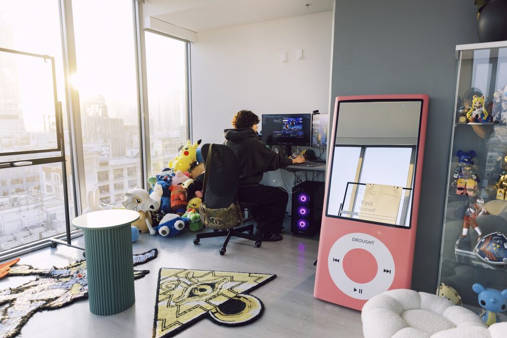 Fujiwara edita videos de YouTube de un cliente en la oficina de su casa. Fotógrafo: Leafy Yun Ye/Bloomberg Fujiwara edita videos de YouTube de un cliente en la oficina de su casa. Fotógrafo: Leafy Yun Ye/Bloomberg