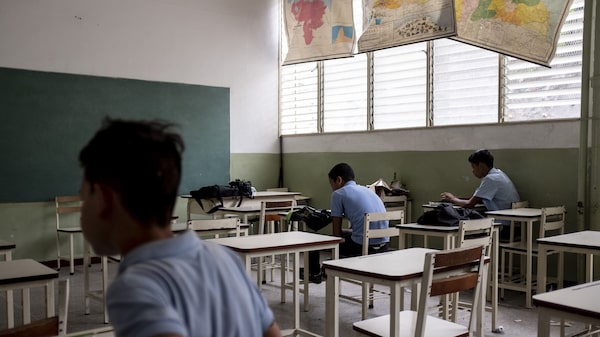 Los niños en Venezuela no están asistiendo a la escuela todos los días Los niños en Venezuela no están asistiendo a la escuela todos los días