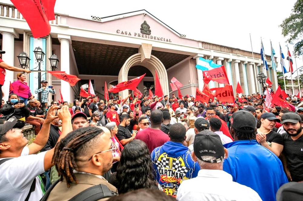 Militantes de Libre, tras ser convocados en las afueras de Casa Presidencial, el 17 de diciembre de 2025, tras ser convocado por Castro. Militantes de Libre, tras ser convocados en las afueras de Casa Presidencial, el 17 de diciembre de 2025, tras ser convocado por Castro.