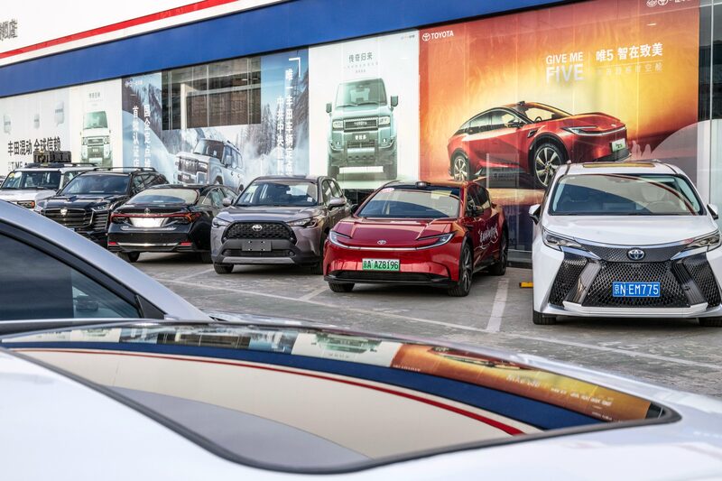 Vehículos aparcados en un concesionario de Toyota Motor Corp. en Pekín. Fotógrafo: Gilles Sabrié/Bloomberg Vehículos aparcados en un concesionario de Toyota Motor Corp. en Pekín. Fotógrafo: Gilles Sabrié/Bloomberg