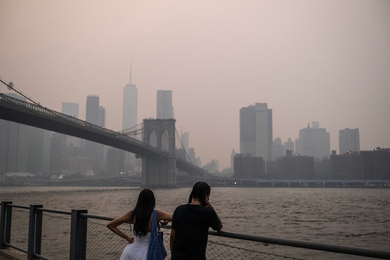 El humo de los incendios forestales en Canadá envuelve el horizonte de Manhattan el 16 de julio. Foto: Victor J. Blue/Bloomberg El humo de los incendios forestales en Canadá envuelve el horizonte de Manhattan el 16 de julio. Foto: Victor J. Blue/Bloomberg