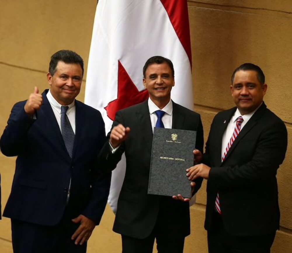 En Panamá los diputados nombran al contralor, el diputado Robinson -quien tiene el control político de la Asamblea- lideró el nombramiento de Solís. En Panamá los diputados nombran al contralor, el diputado Robinson -quien tiene el control político de la Asamblea- lideró el nombramiento de Solís.