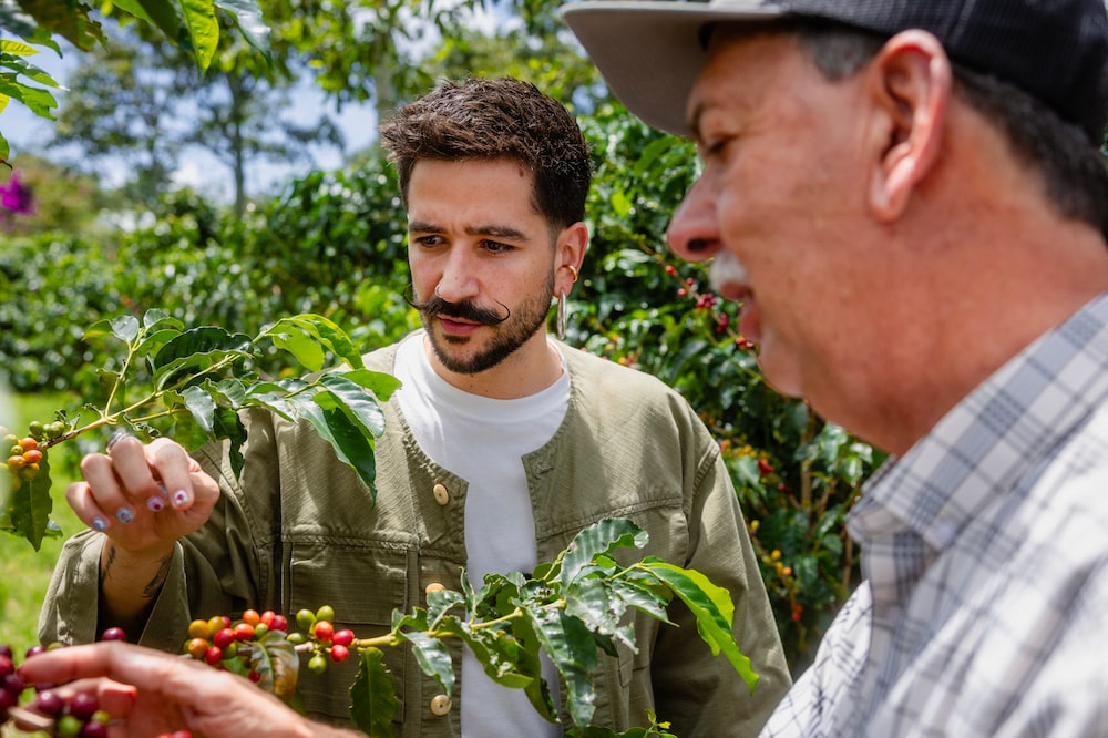 Camilo con Carlos Mario Rodríguez, director de Agronomía Global de Starbucks, durante la visita en Hacienda Alsacia, en Costa Rica. Camilo con Carlos Mario Rodríguez, director de Agronomía Global de Starbucks, durante la visita en Hacienda Alsacia, en Costa Rica.
