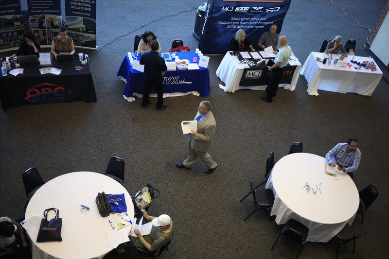 Buscadores de empleo asisten a una feria profesional de Job News USA en Louisville, Kentucky. Buscadores de empleo asisten a una feria profesional de Job News USA en Louisville, Kentucky.