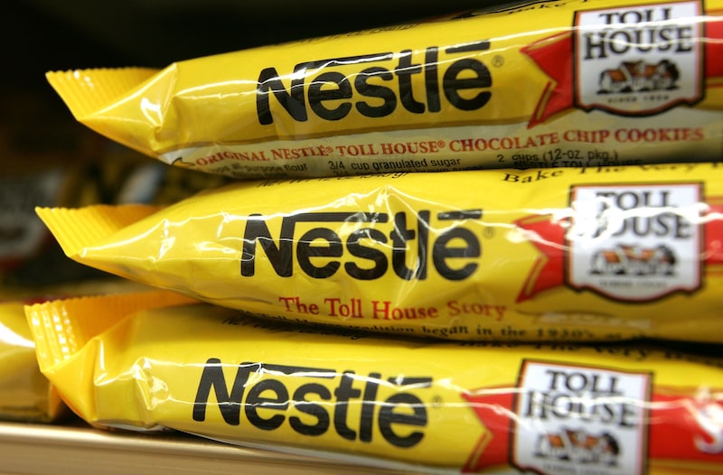 SAN FRANCISCO - 23 DE FEBRERO: Bolsas de chocolatinas Nestle Toll House en un estante de una tienda el 23 de febrero de 2006 en San Francisco, California. Los beneficios de Nestlé, la mayor empresa de alimentación y bebidas del mundo, aumentaron 6.100 millones de dólares, un 21%, en 2005, con un incremento de las ventas del 7,5%, hasta 69.540 millones de dólares. (Foto de Justin Sullivan/Getty Images) SAN FRANCISCO - 23 DE FEBRERO: Bolsas de chocolatinas Nestle Toll House en un estante de una tienda el 23 de febrero de 2006 en San Francisco, California. Los beneficios de Nestlé, la mayor empresa de alimentación y bebidas del mundo, aumentaron 6.100 millones de dólares, un 21%, en 2005, con un incremento de las ventas del 7,5%, hasta 69.540 millones de dólares. (Foto de Justin Sullivan/Getty Images)