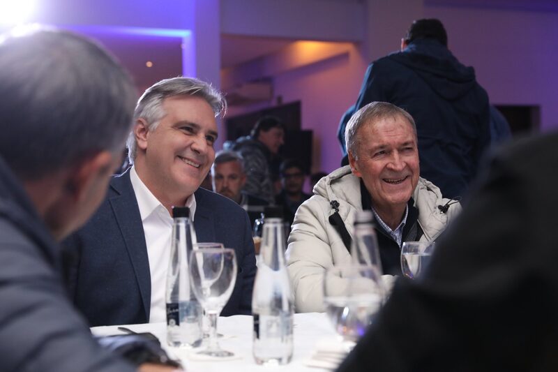 El actual gobernador de Córdoba, Martín Llaryora (izquierda) y su antecesor, Juan Schiaretti (derecha).
El actual gobernador de Córdoba, Martín Llaryora (izquierda) y su antecesor, Juan Schiaretti (derecha).