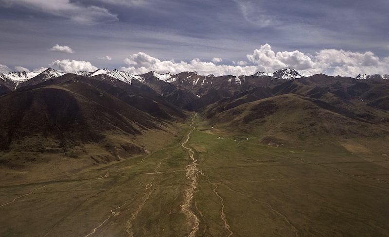 Montañas y praderas de la meseta tibetana se ven desde la Prefectura Autónoma Tibetana de Yushu, en la provincia de Qinghai, en Yushu, China. Montañas y praderas de la meseta tibetana se ven desde la Prefectura Autónoma Tibetana de Yushu, en la provincia de Qinghai, en Yushu, China.