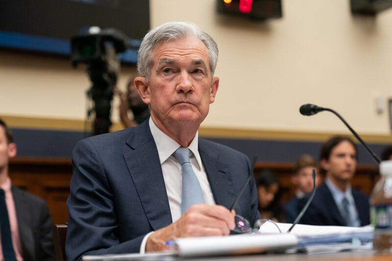 Jerome Powell, presidente de la Reserva Federal de Estados Unidos, escucha durante una audiencia del Comité de Servicios Financieros de la Cámara de Representantes en Washington, D.C., Estados Unidos, el jueves 23 de junio de 2022. Powell hizo su reconocimiento más explícito hasta la fecha de que las fuertes subidas de tipos podrían llevar a la economía estadounidense a la recesión, diciendo que una es posible y calificando un aterrizaje suave como "muy desafiante." Jerome Powell, presidente de la Reserva Federal de Estados Unidos, escucha durante una audiencia del Comité de Servicios Financieros de la Cámara de Representantes en Washington, D.C., Estados Unidos, el jueves 23 de junio de 2022. Powell hizo su reconocimiento más explícito hasta la fecha de que las fuertes subidas de tipos podrían llevar a la economía estadounidense a la recesión, diciendo que una es posible y calificando un aterrizaje suave como "muy desafiante."