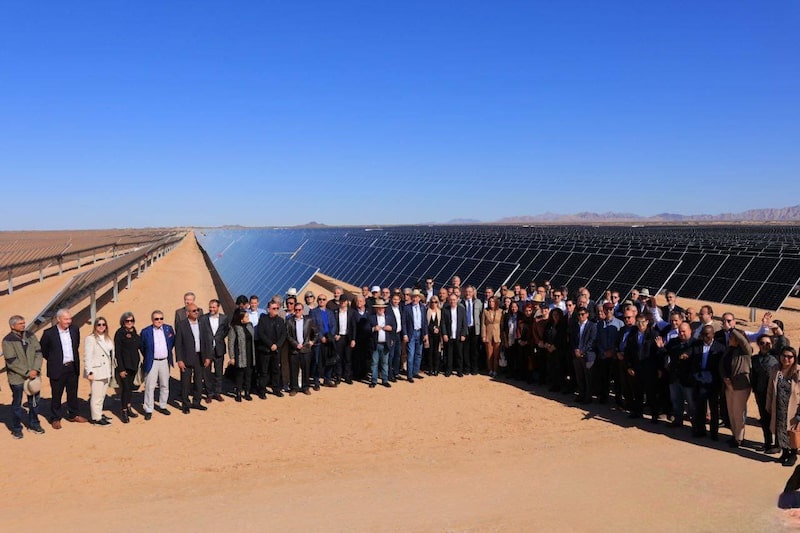 El Gobernador de Sonora, Alfonso Durazo y el titular de la Secretaría de Relaciones Exteriores, Marcelo Ebrard acompañan al cuerpo diplomático acreditado en México durante una visita a la planta fotovoltaica de CFE en Puerto Peñasco (Foto: SRE). El Gobernador de Sonora, Alfonso Durazo y el titular de la Secretaría de Relaciones Exteriores, Marcelo Ebrard acompañan al cuerpo diplomático acreditado en México durante una visita a la planta fotovoltaica de CFE en Puerto Peñasco (Foto: SRE).