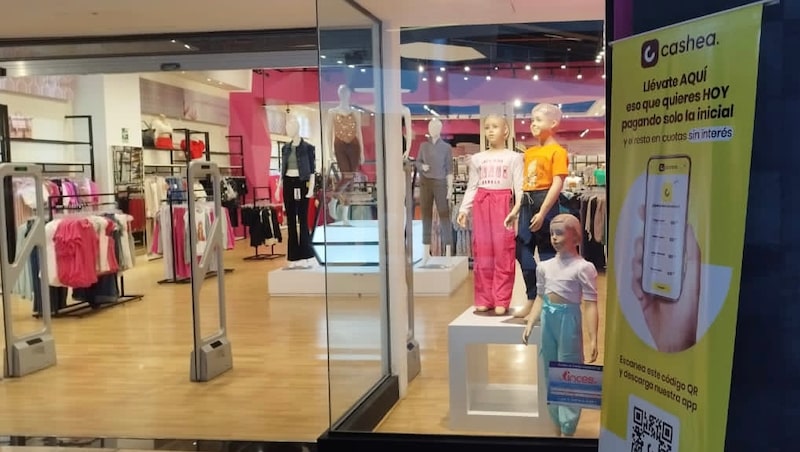 Aviso del servicio Cashea en una tienda comercial de vestimenta y artículos para el hogar / Foto Raylí Luján Aviso del servicio Cashea en una tienda comercial de vestimenta y artículos para el hogar / Foto Raylí Luján