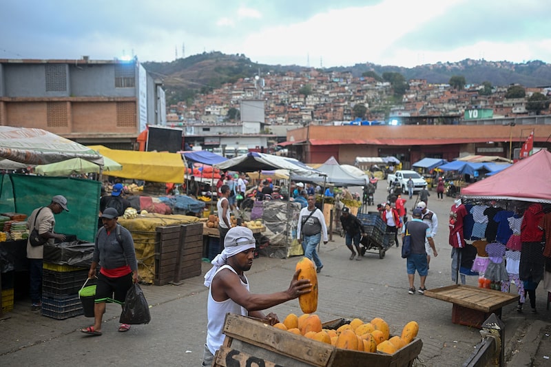 Vendedores ofrecen productos de abasto en el mercado mayorista de Coche, en Caracas, el 27 de enero de 2026. Vendedores ofrecen productos de abasto en el mercado mayorista de Coche, en Caracas, el 27 de enero de 2026.
