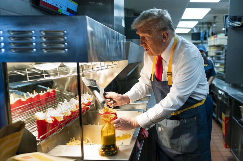 Donald Trump prepara batatas fritas em unidade do McDonald's em ação às vésperas da eleição presidencial americana Donald Trump prepara batatas fritas em unidade do McDonald's em ação às vésperas da eleição presidencial americana
