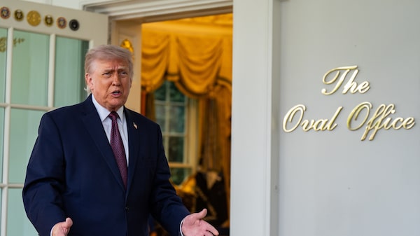 Trump é retirado às pressas após tiros em jantar de correspondentes da Casa Branca Trump é retirado às pressas após tiros em jantar de correspondentes da Casa Branca