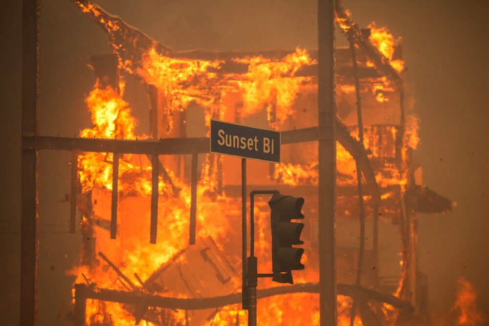 Las llamas del incendio de Palisades queman un edificio en Sunset Boulevard, Los Ángeles, el 8 de enero. Las llamas del incendio de Palisades queman un edificio en Sunset Boulevard, Los Ángeles, el 8 de enero.