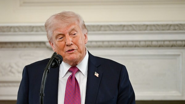 Ibovespa recua na contramão de Wall Street; dólar cai a R$ 4,96 Ibovespa recua na contramão de Wall Street; dólar cai a R$ 4,96