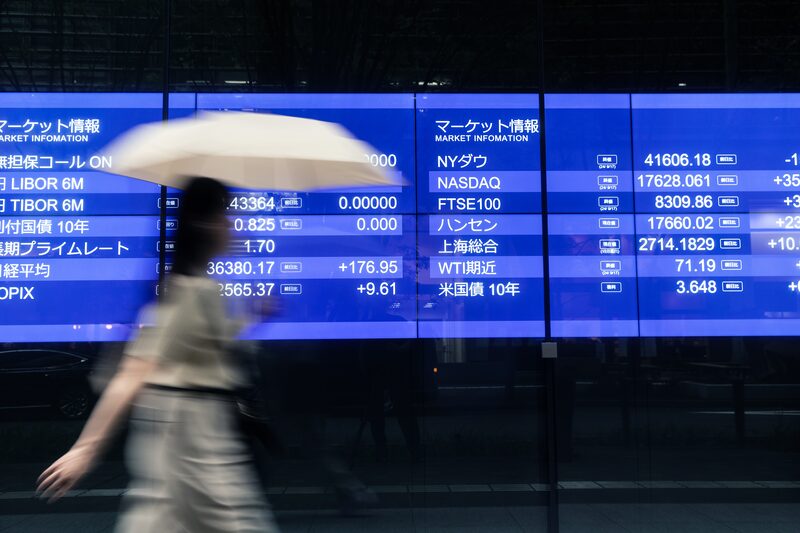 Un tablero electrónico de valores se muestra fuera de una empresa de valores en Tokio, Japón, el miércoles 18 de septiembre de 2024. Un tablero electrónico de valores se muestra fuera de una empresa de valores en Tokio, Japón, el miércoles 18 de septiembre de 2024.