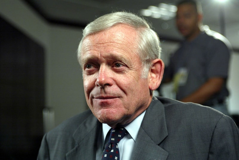 En una carrera que abarcó medio siglo, Donaldson fue cofundador y presidente de DLJ, el primer miembro de la Bolsa de Nueva York que salió a bolsa. En una carrera que abarcó medio siglo, Donaldson fue cofundador y presidente de DLJ, el primer miembro de la Bolsa de Nueva York que salió a bolsa.