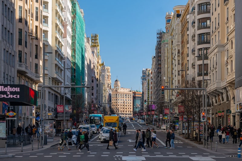 Peatones cruzan una calle en el centro de Madrid, España, el sábado 1 de febrero de 2025. Peatones cruzan una calle en el centro de Madrid, España, el sábado 1 de febrero de 2025.
