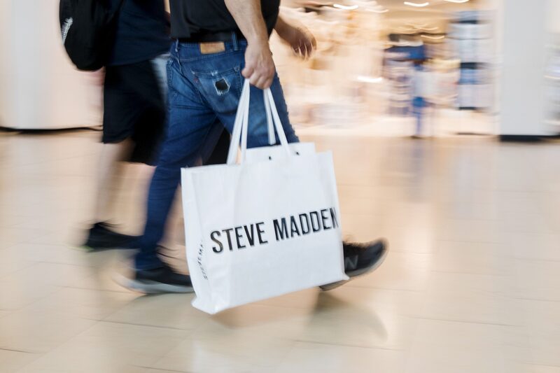 Una persona lleva una bolsa de compras de Steven Madden Ltd. en el centro comercial Yorkdale en Toronto, Ontario, Canadá. Una persona lleva una bolsa de compras de Steven Madden Ltd. en el centro comercial Yorkdale en Toronto, Ontario, Canadá.