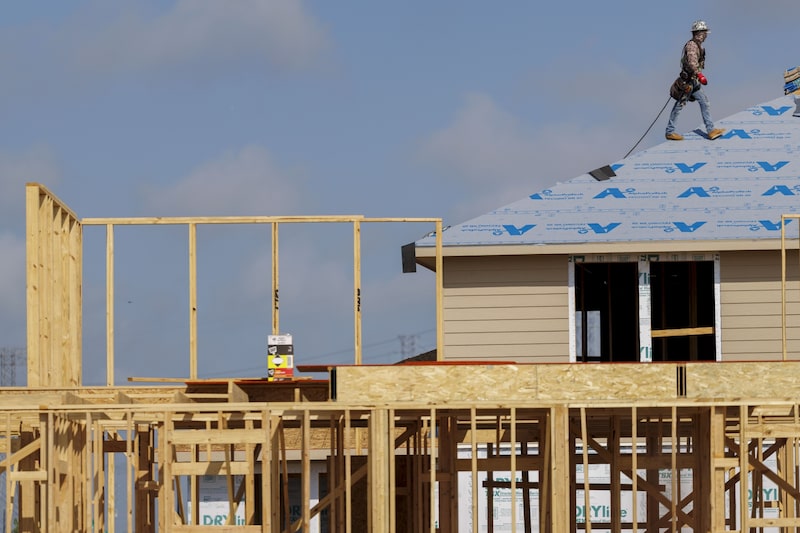 Un obrero de la construcción en el tejado de una casa nueva en construcción en Cypress, Texas. Fotógrafo: Mark Felix/Bloomberg. Un obrero de la construcción en el tejado de una casa nueva en construcción en Cypress, Texas. Fotógrafo: Mark Felix/Bloomberg.