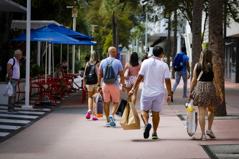 En Colombia, Argentina, Chile, Perú y México las familias necesitan más de 10 salarios mínimos para viajar a Miami. En Colombia, Argentina, Chile, Perú y México las familias necesitan más de 10 salarios mínimos para viajar a Miami.