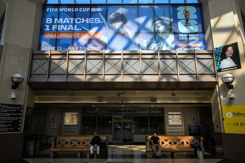 Un afiche que promociona los 8 juegos y la final de la Copa del Mundo de FIFA que se realizarán en Nueva York y Nueva Jersey. Fotógrafo: Adam Gray/Bloomberg Un afiche que promociona los 8 juegos y la final de la Copa del Mundo de FIFA que se realizarán en Nueva York y Nueva Jersey. Fotógrafo: Adam Gray/Bloomberg
