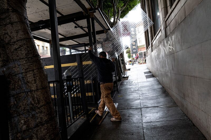 Estudios plantean la posibilidad de que cuando los lugares instalan demasiado plástico e impiden la ventilación, podrían estar aumentando el riesgo que están tratando de reducir. Estudios plantean la posibilidad de que cuando los lugares instalan demasiado plástico e impiden la ventilación, podrían estar aumentando el riesgo que están tratando de reducir.