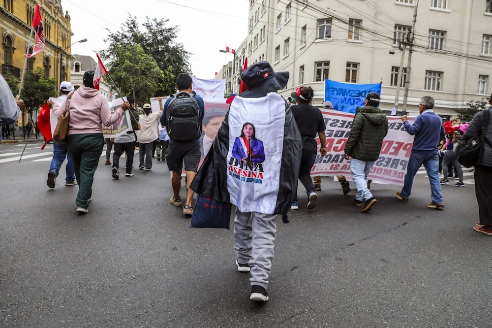 Miles de peruanos salieron a las calles en todo el país para exigir la renuncia de la presidenta Dina Boluarte, mientras sus índices de aprobación caen a mínimos históricos y la economía se tambalea. Fotógrafo: Fabiola Granda/Bloomberg. Miles de peruanos salieron a las calles en todo el país para exigir la renuncia de la presidenta Dina Boluarte, mientras sus índices de aprobación caen a mínimos históricos y la economía se tambalea. Fotógrafo: Fabiola Granda/Bloomberg.