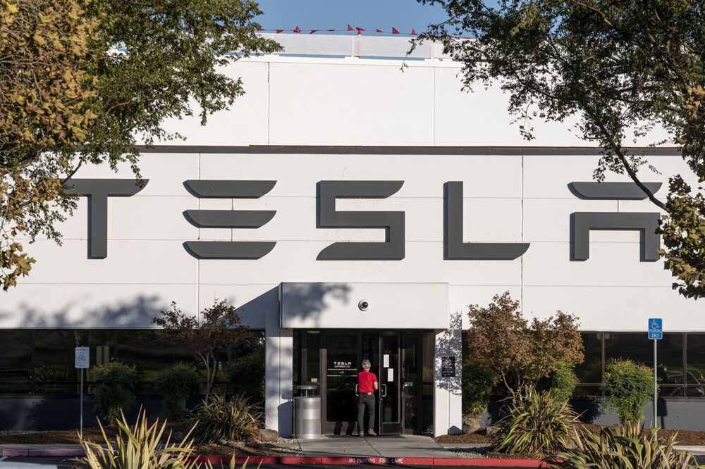 Un trabajador. en una fábrica de Tesla en Lathrop, California, el lunes 27 de septiembre de 2021. El alcalde de Lathrop, Sonny Dhaliwal, dijo que Tesla Inc. puso la primera piedra en su ciudad de lo que llama una nueva Megafábrica. Fotógrafo: David Paul Morris/Bloomberg Un trabajador. en una fábrica de Tesla en Lathrop, California, el lunes 27 de septiembre de 2021. El alcalde de Lathrop, Sonny Dhaliwal, dijo que Tesla Inc. puso la primera piedra en su ciudad de lo que llama una nueva Megafábrica. Fotógrafo: David Paul Morris/Bloomberg