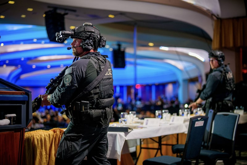 Agentes del Servicio Secreto en el escenario durante la cena de corresponsales de la Casa Blanca celebrada el sábado. Agentes del Servicio Secreto en el escenario durante la cena de corresponsales de la Casa Blanca celebrada el sábado.